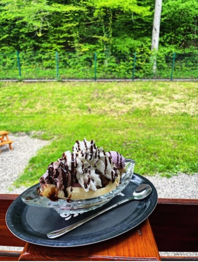 Banana split v baru Bazenček