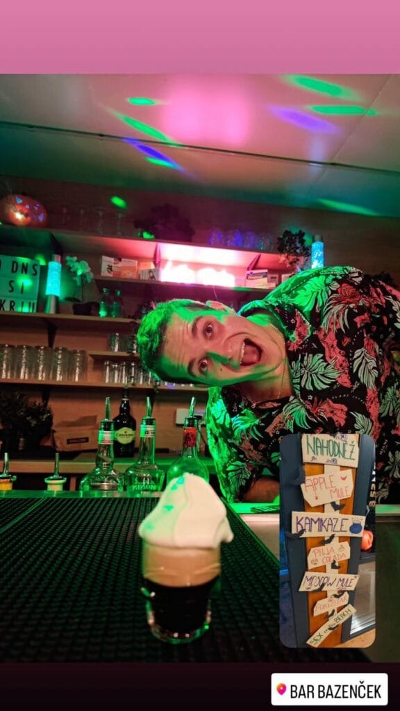 Bar Bazenček — Barman koktejl