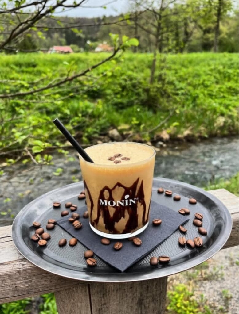 Bar Bazenček — Ledena kava